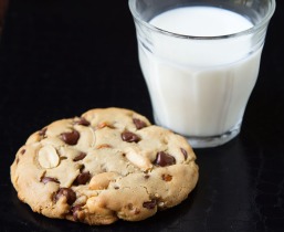 Chocolate-Chip-Cookie-with-milk